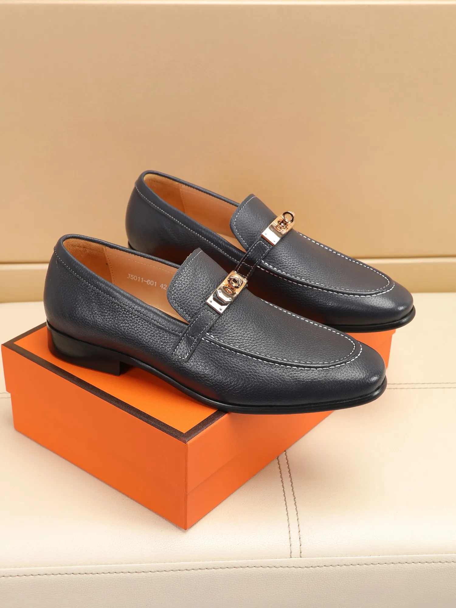 Factory price 440💶[HERMES] (cowhide lining)🍀Italian top luxury🍀He does not pursue novel styles and gorgeous colors, but attracts the favor of successful men with his flawless, elegant and classic style! This very, very comfortable, simple and stable style makes it easy to match any style! The pattern is absolutely 1:1 refined from the original case, and we strive for excellence in materials, imported cowhide + cowhide lining💪💪💪extraordinary texture👍! .Code number: 39 to 44 (38.4546 customized)